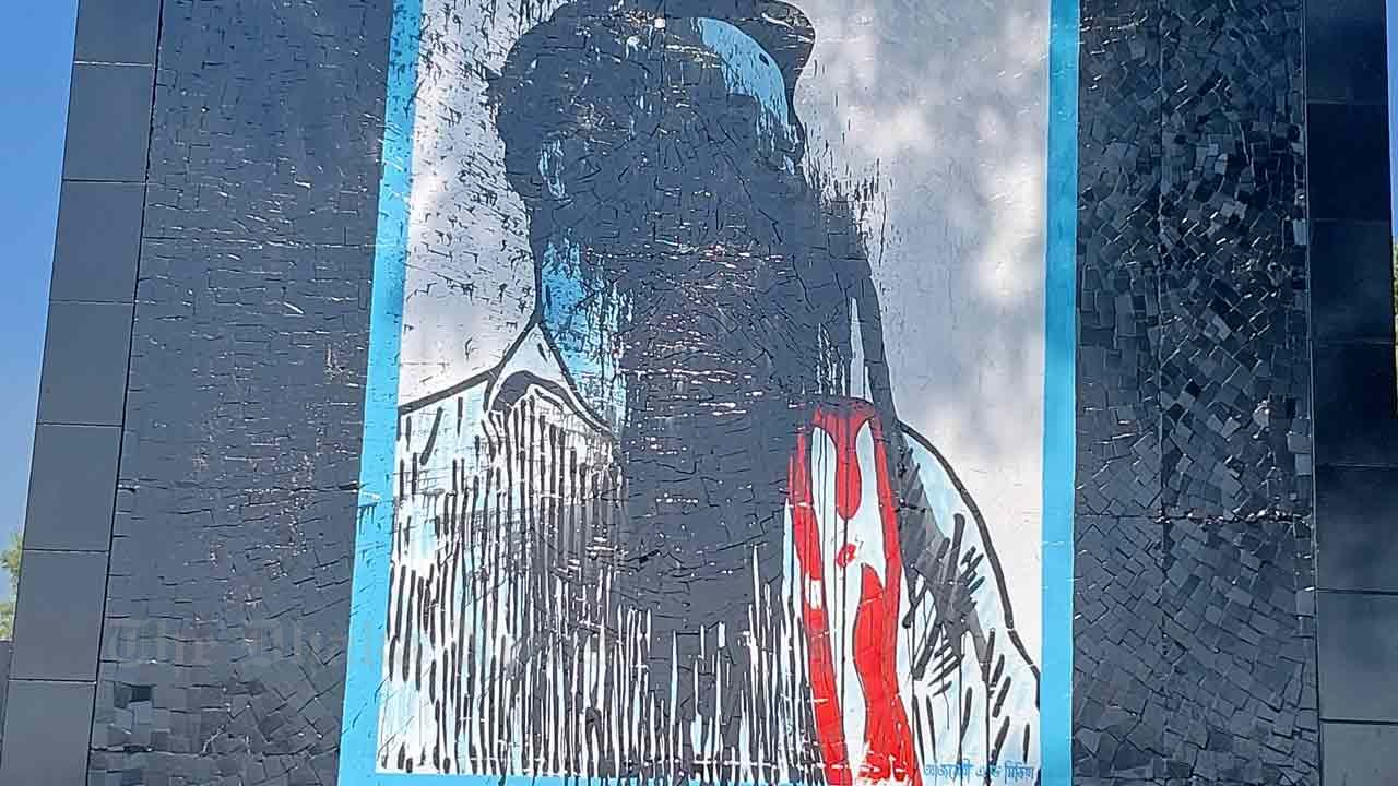 'Ink' on the face of the photo of Mir Mughd's memorial